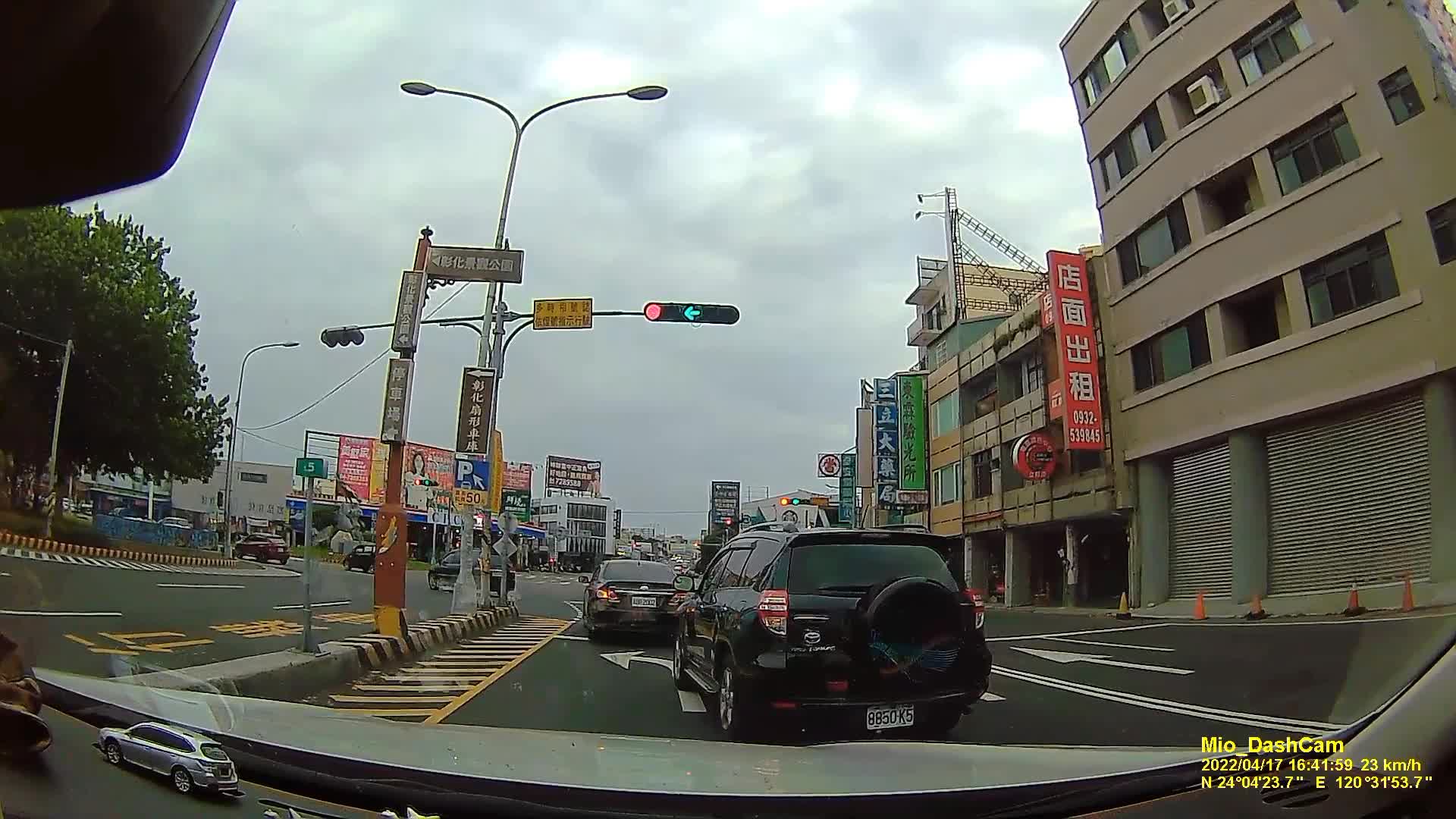 [問題] 雙左轉彎車道 外側車剪線迴轉是否違規