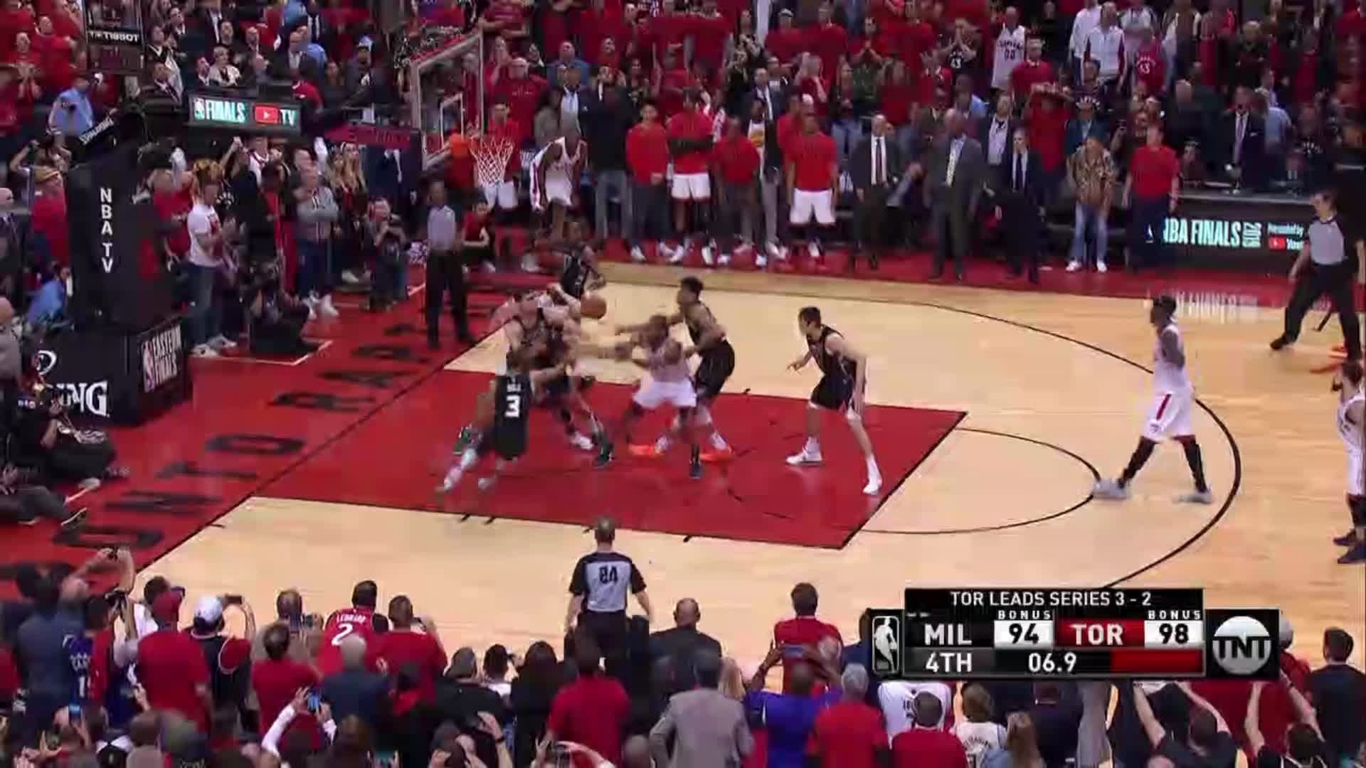 Kawhi gets the rebound on Siakam's missed free throw TNT
