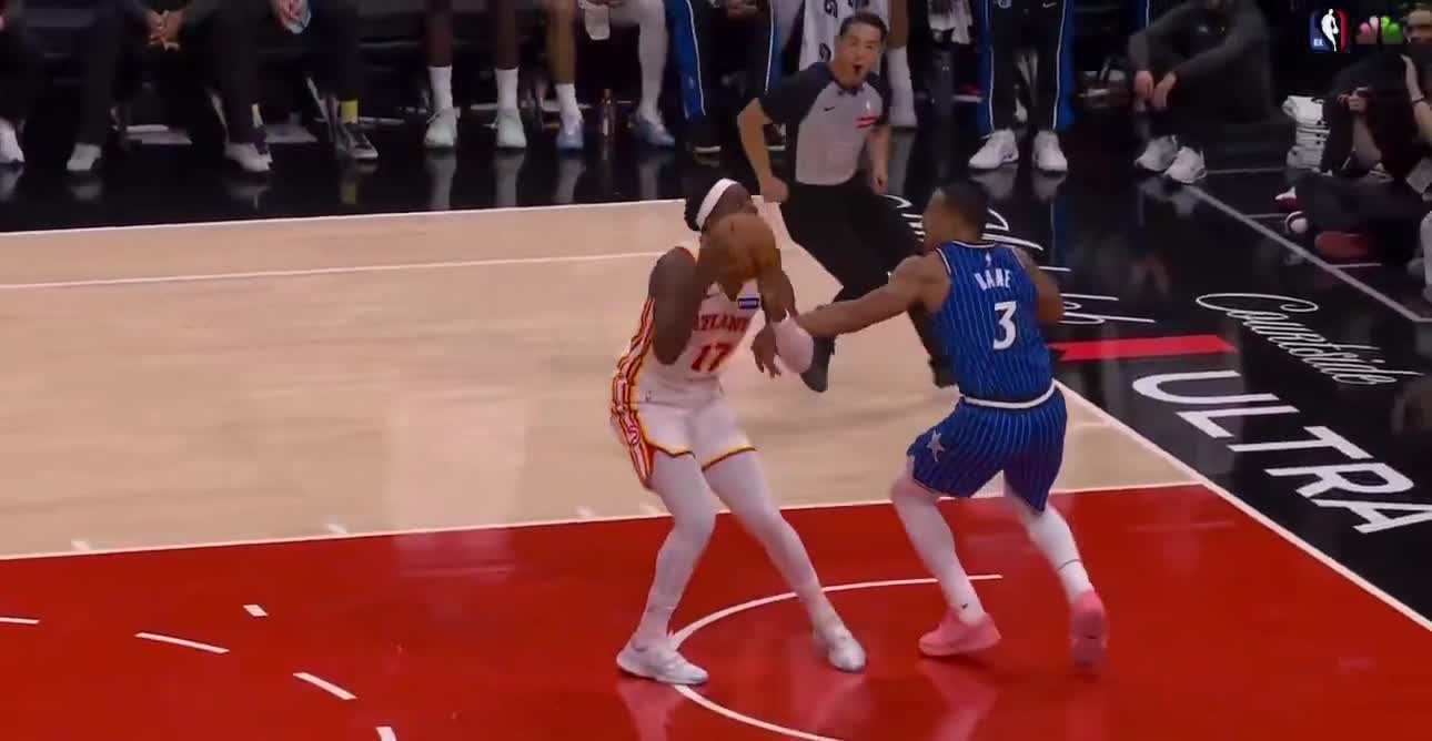 [花邊] Bane因惡意犯規後把球扣殺到對手頭被驅逐