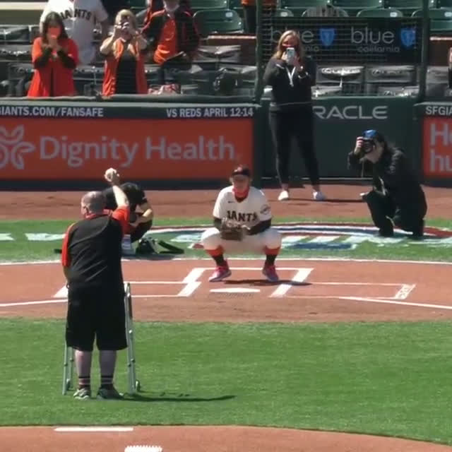Seinfeld throws Mets first pitch with windup