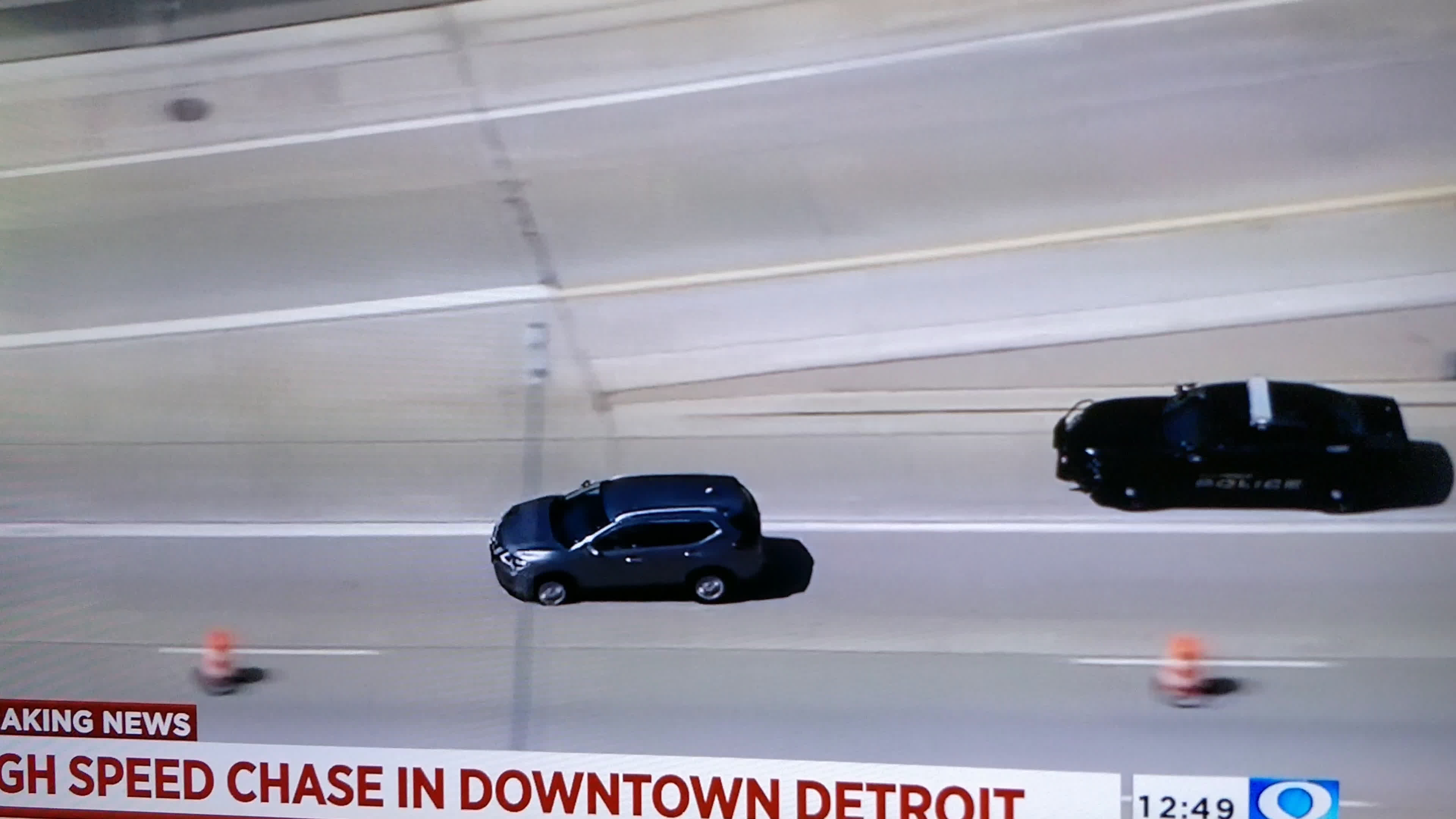 Police Chase Suspect in Detroit jumps on mini-van to avoid arrest.