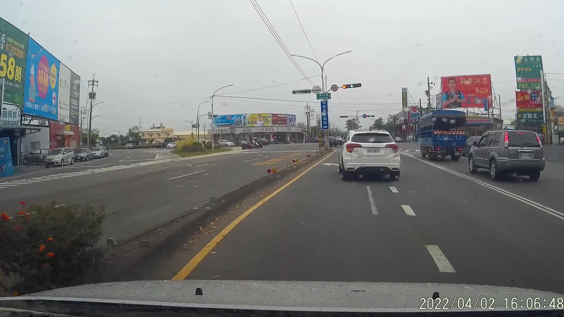 [分享] 左轉燈亮起 避免後車搶快的駕駛方式