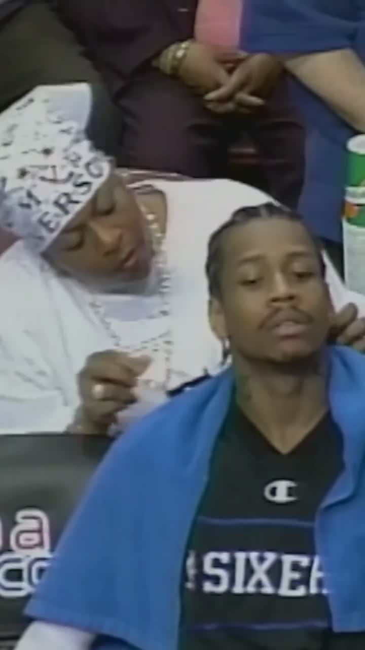 Naquele momento em que a mãe do Allen Iverson estava fazendo tranças nele  no banco., image size:720x1280
