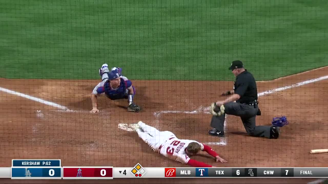 MLB umpire forgets to rule safe or out on close play