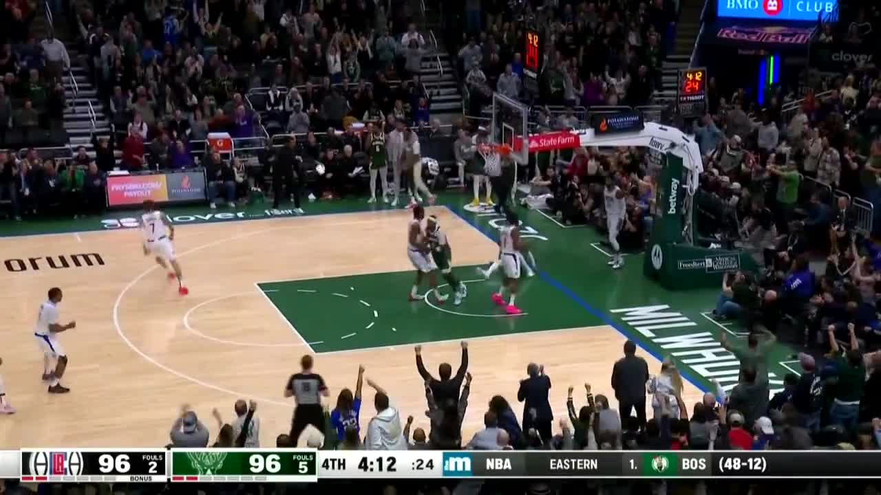 Highlight Dame finishes through TOUGH contact to give the Bucks a 2pt lead for 39pts late in the 4th