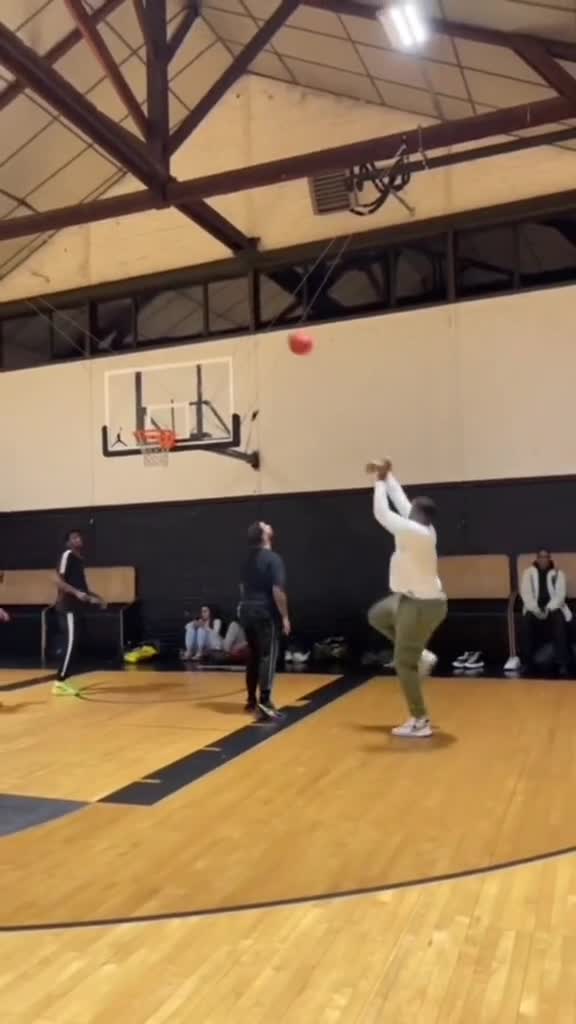 Alex Hitchens El Famoso Basketteur Pro Qui Envoie Des Airballs