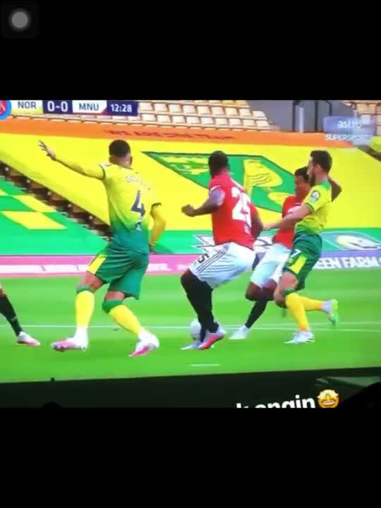 Jesse Lingard kicks the wind😂 (Man Utd vs Norwich)