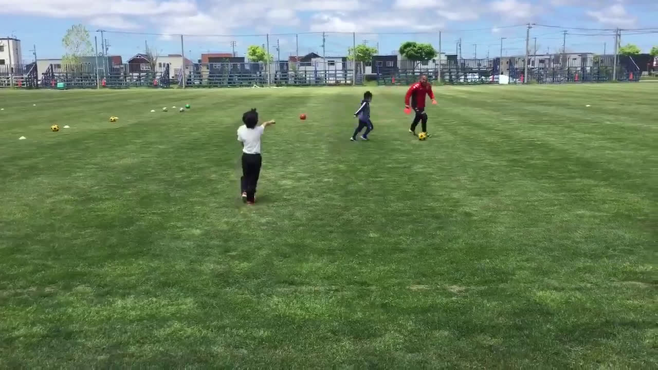 動画 小野伸二が子供相手に華麗なヒールリフトで魅せる コンサドーレ札幌の地域交流会でテクニックを披露 動画 小野伸二が子供相手に華麗なヒールリフトで魅せる コンサドーレ札幌の地域交流会でテクニックを披露