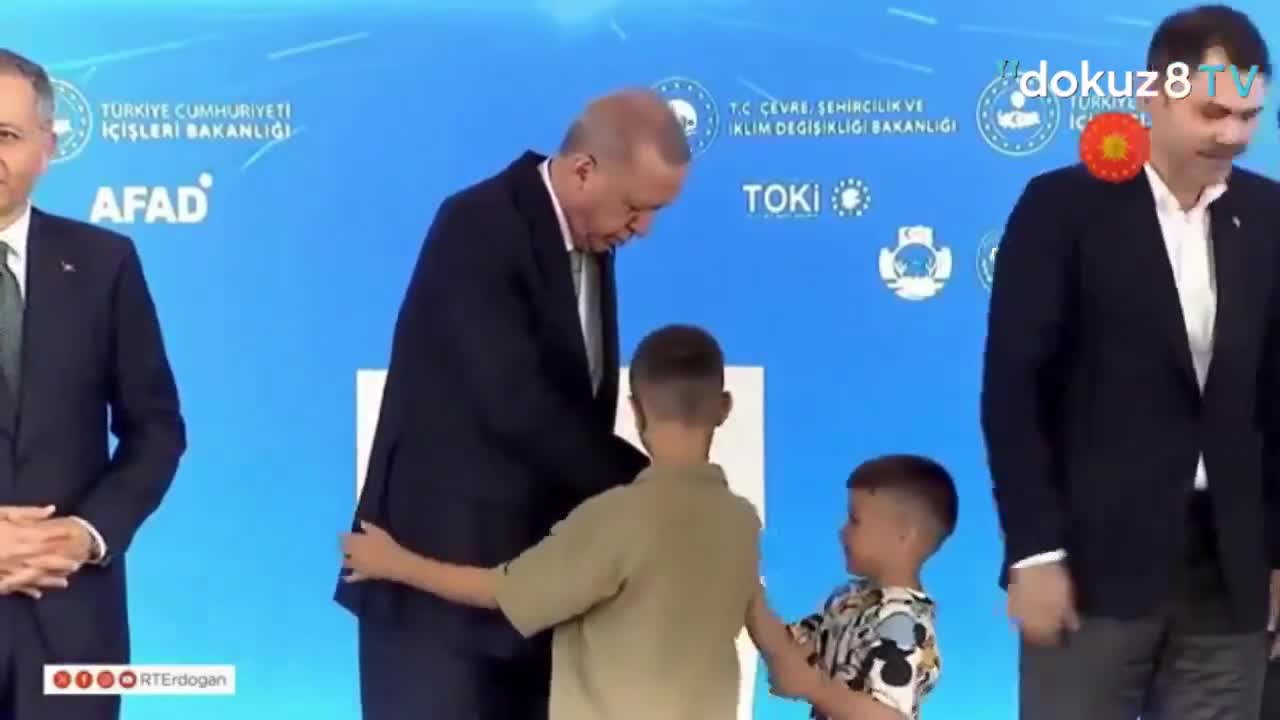 NEXTA - Solcu Gazete: Erdoğan slapped a boy who did not kiss his hand