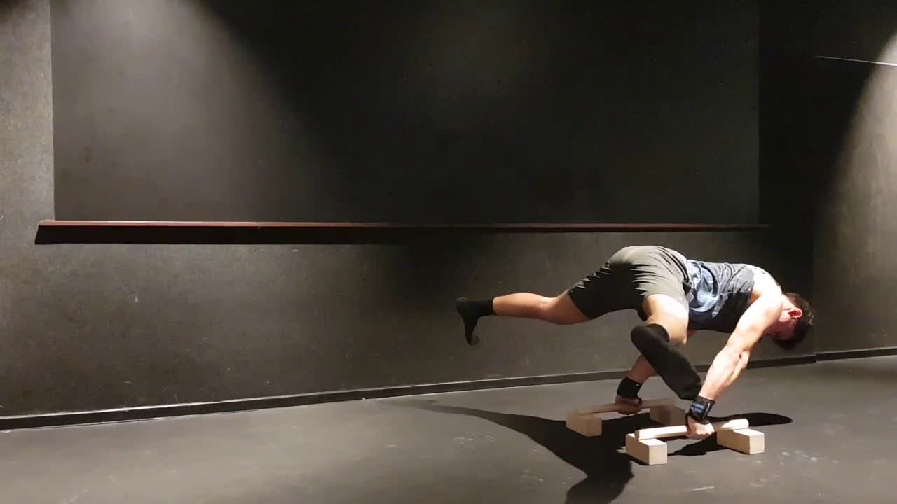 Straddle Planche