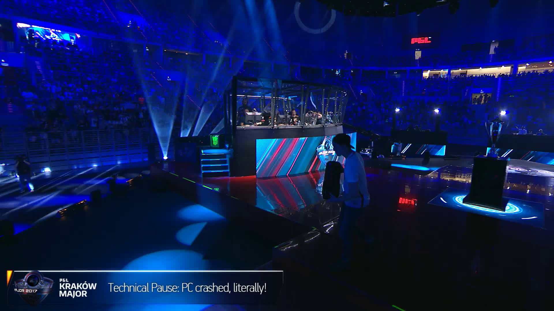 CS:GO Professional gets fed up with unreliable tournament PCs