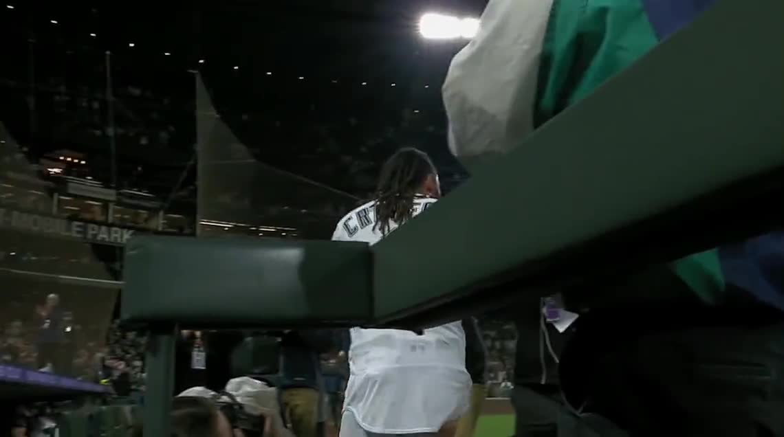 Ozzie Albies takes on Big Hat home run celebration 🧢