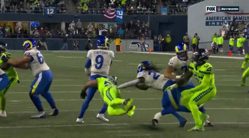 Rams' Matthew Stafford throws ridiculous no-look pass in Super