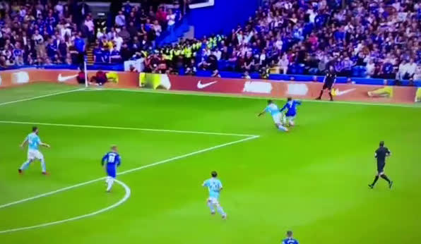 Gif: Kante sends Rodri flying to the floor with a cheeky move!