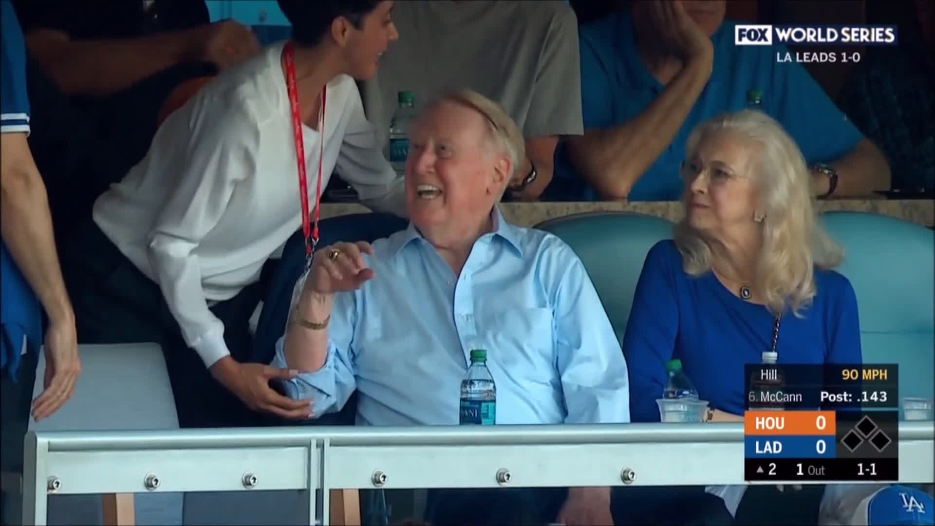 Vin Scully, Fernando Valenzuela throw out 1st pitch before Game 2