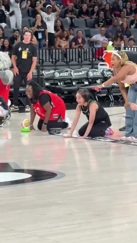 Baby blatantly cheats by taking her first ever steps to win the Las Vegas Aces baby crawl race : r/Awww