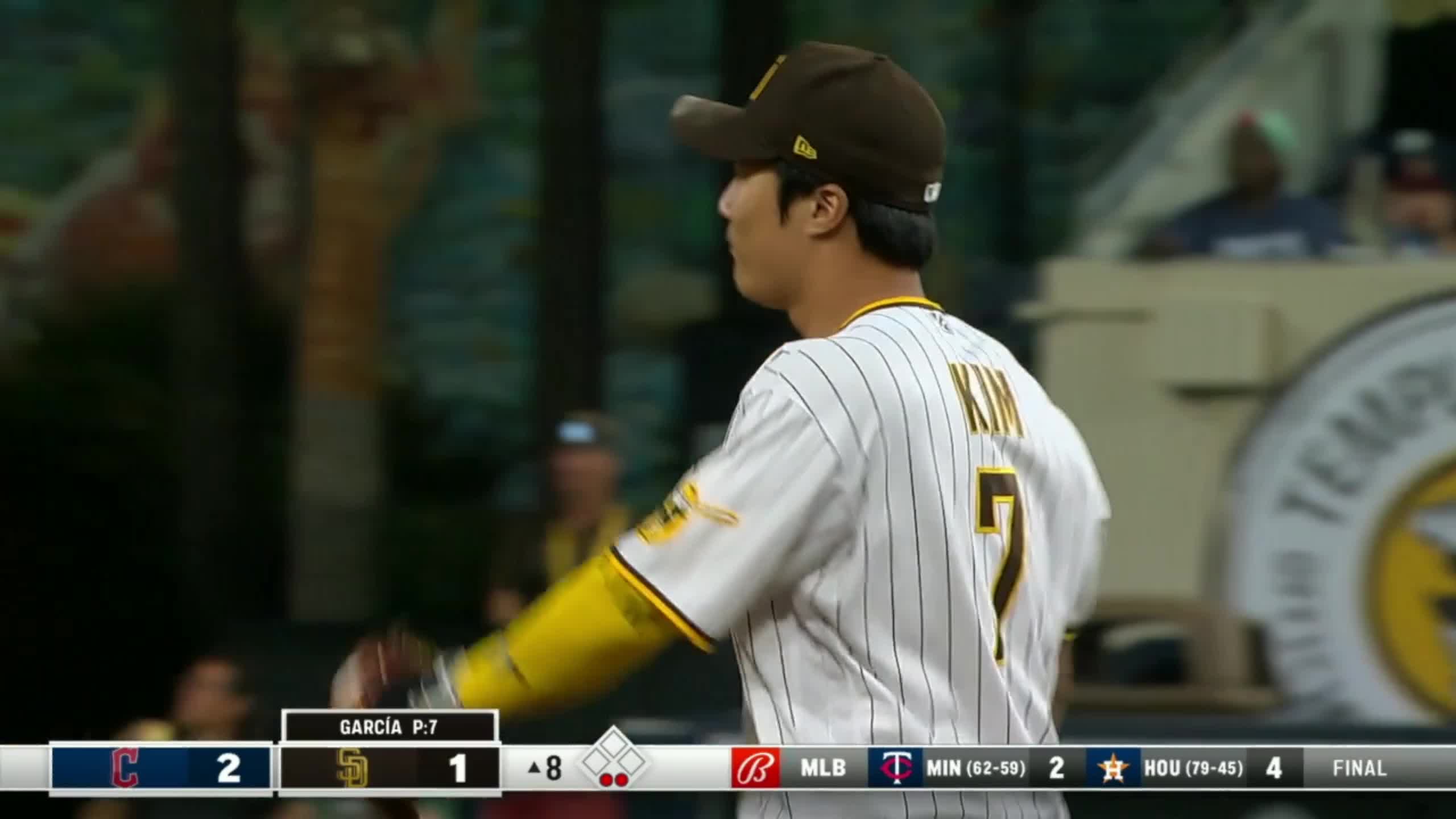 Ha-Seong Kim makes impressive catch in foul territory