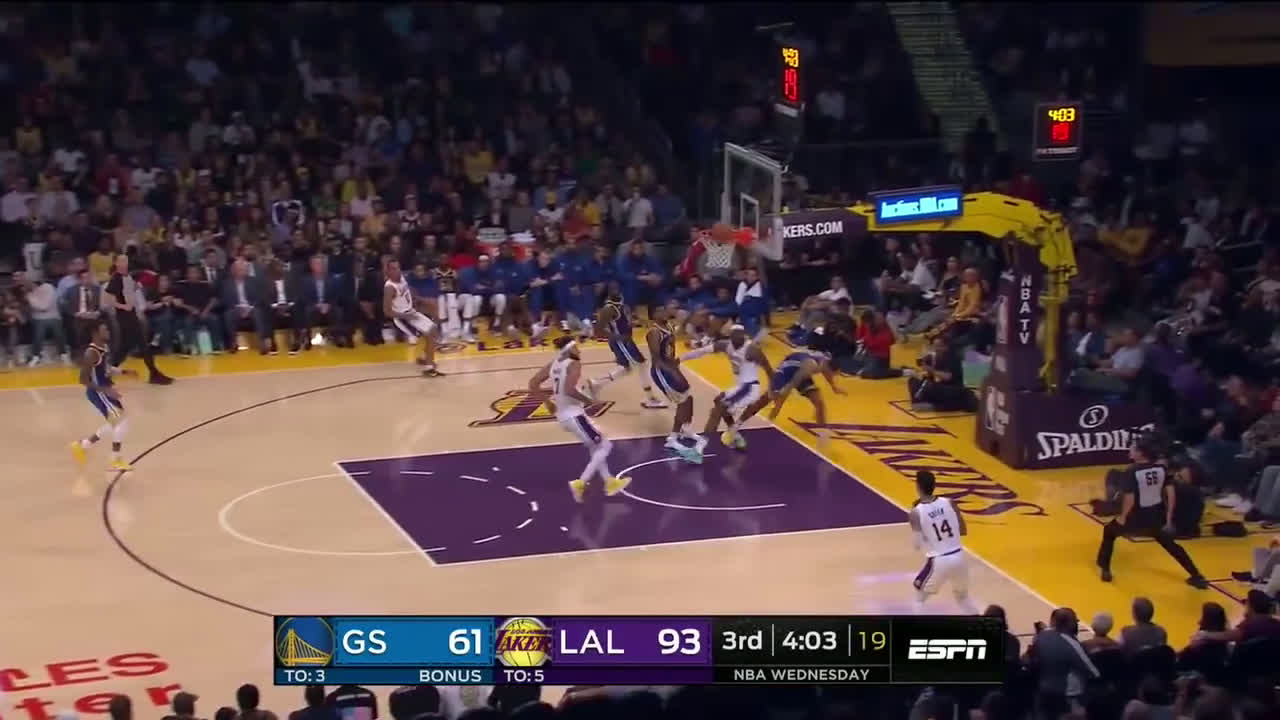 Video Lebron James No Look Pass To Danny Green While Falling Down Business Insider