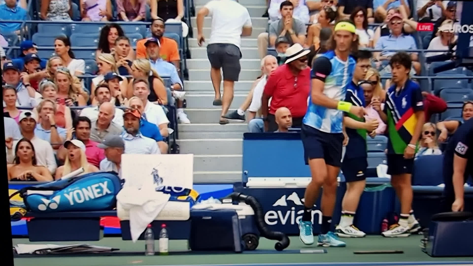 Hilarious scene Harris and Zverev and umpire cleaning the court after Harris bottle throw (please ignore the German commentary) r/tennis