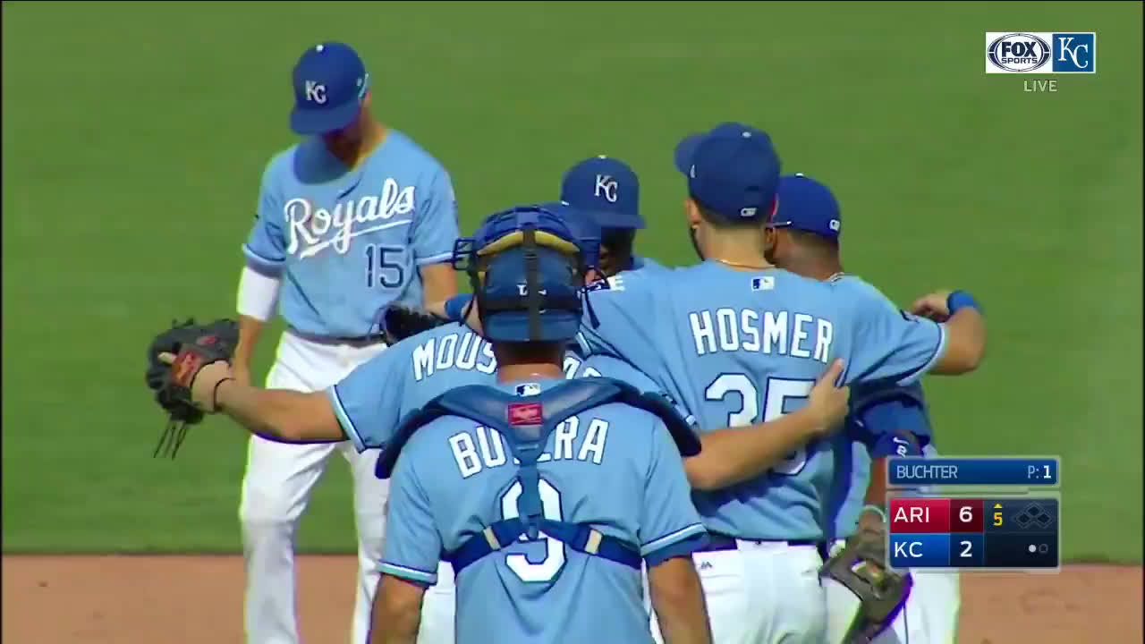 Former Royal Mike Moustakas gets standing ovation at Kauffman